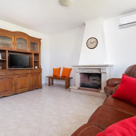 Homes Large Fully Equipped With 2 Bedrooms, Swimming Pool & Patio