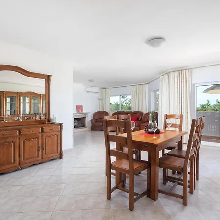 Lägenhet Homes Large Fully Equipped With 2 Bedrooms, Swimming Pool & Patio