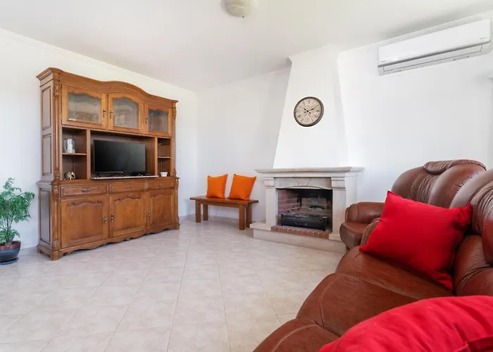 Homes Large Fully Equipped With 2 Bedrooms, Swimming Pool & Patio