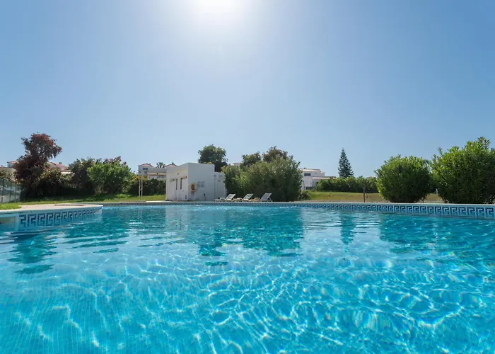 Homes Large Fully Equipped With 2 Bedrooms, Swimming Pool & Patio
