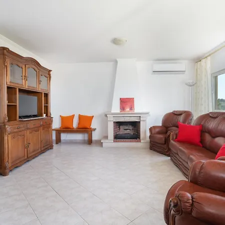 Apartment Homes Large Fully Equipped With 2 Bedrooms, Swimming Pool & Patio