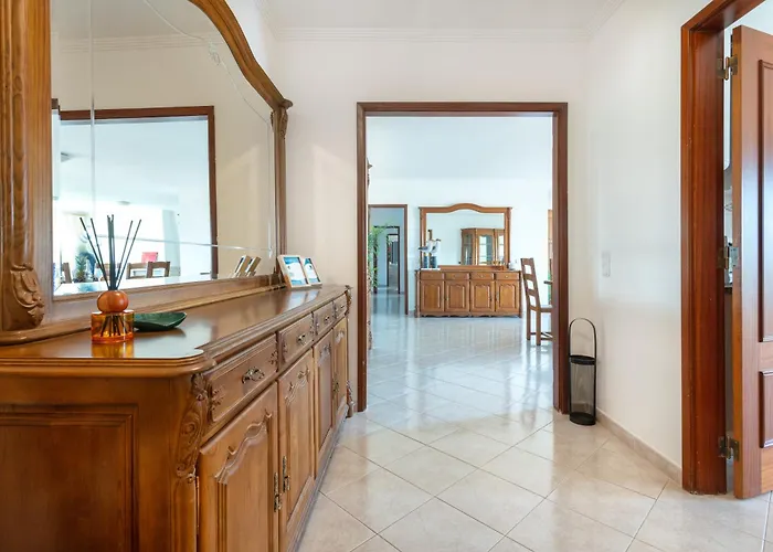 Homes Large Fully Equipped With 2 Bedrooms, Swimming Pool & Patio