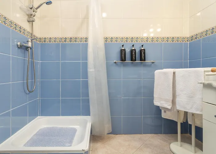 Apartment Homes Large Fully Equipped With 2 Bedrooms, Swimming Pool & Patio *