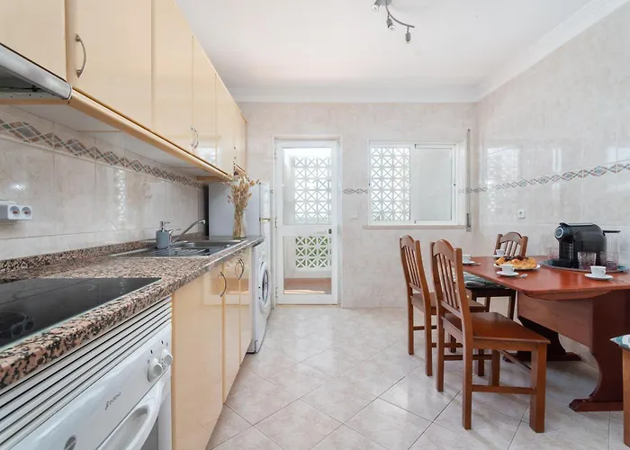 Apartment Homes Large Fully Equipped With 2 Bedrooms, Swimming Pool & Patio *