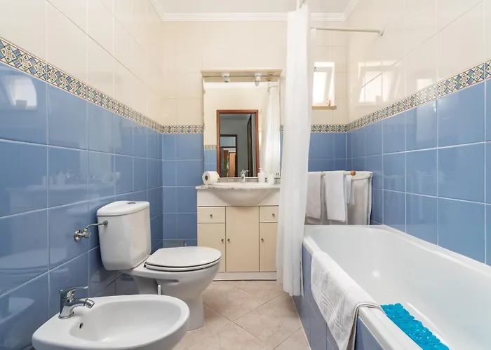 Homes Large Fully Equipped With 2 Bedrooms, Swimming Pool & Patio