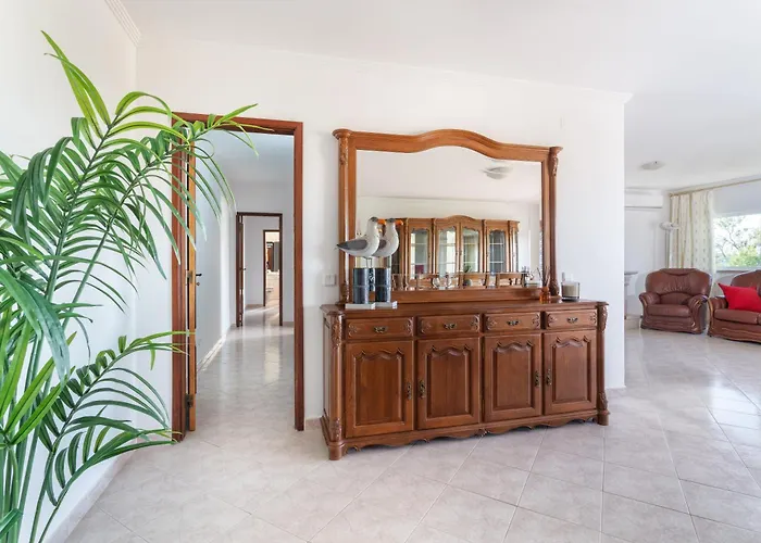 Apartament Homes Large Fully Equipped With 2 Bedrooms, Swimming Pool & Patio *