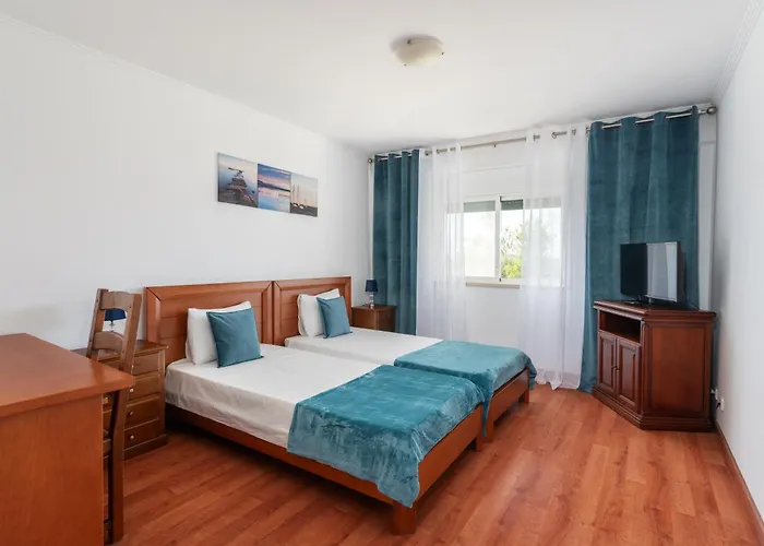 Homes Large Fully Equipped With 2 Bedrooms, Swimming Pool & Patio Apartment *
